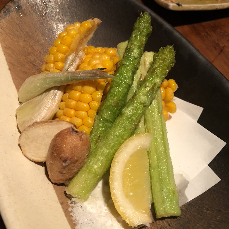 トウモロコシとアスパラガス(炭焼 もくもく （スミヤキ モクモク）)