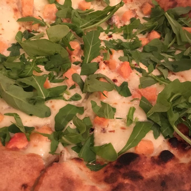 サーモンとルッコラのピザ(トラットリア エ ピッツェリア ラルテ)