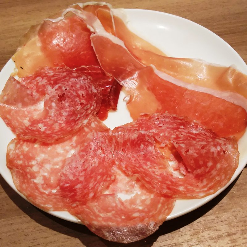 生ハムとミラノサラミ盛り合わせ(ラパウザ アトレ川崎店)