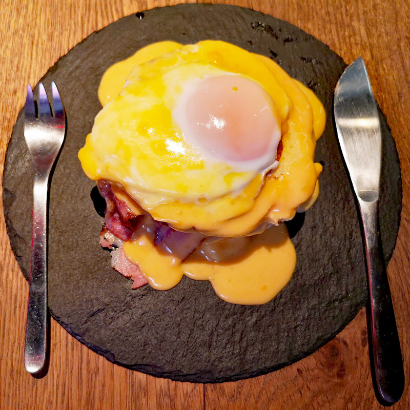 目玉焼きとベーコンのパンケーキ(yelo)