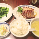 『香港スタイルランチ』（皮付き豚バラ肉の焼物）(中華菜館 同發 本館 )
