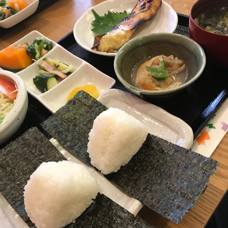 お米屋さんのオニギリ定食  日替わり(辻米穀店おこめカフェ)