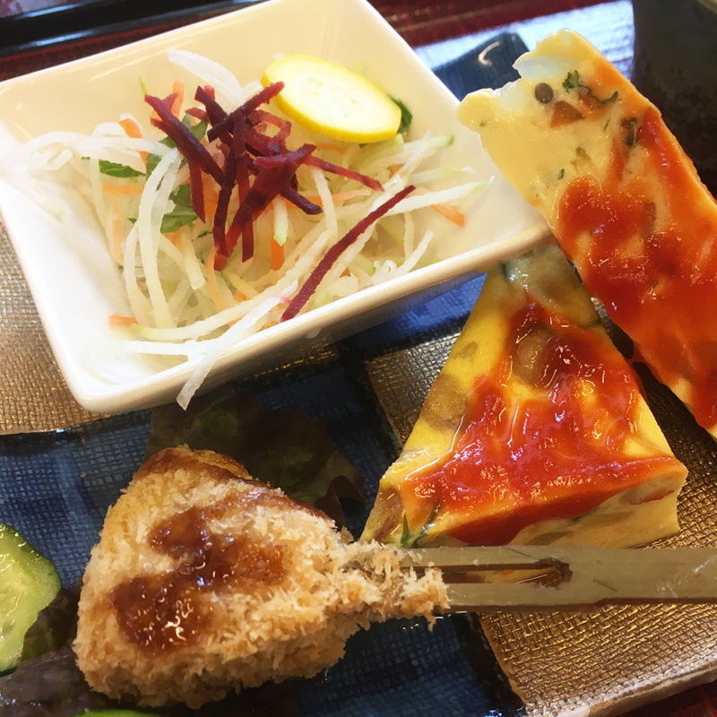 キッシュと車麩カツの盛り合わせ。(ほとめき庵（道の駅 くるめ）)