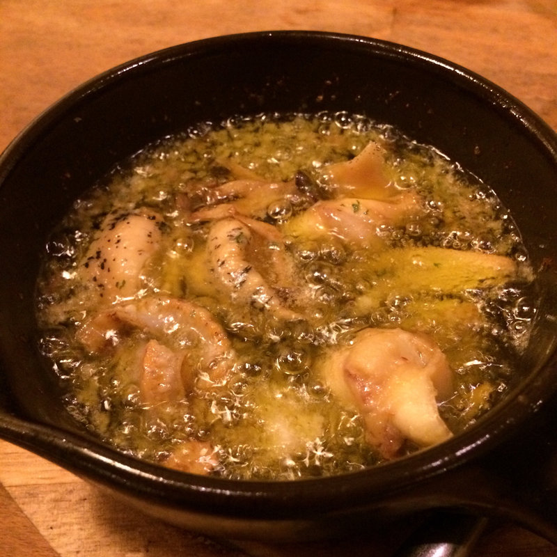 つぶ貝とホタテのアヒージョ(パンとワイン 目黒FLAT)