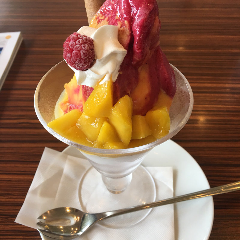 カシスマンゴー ジェラートパフェ(本庄珈琲うふふ )