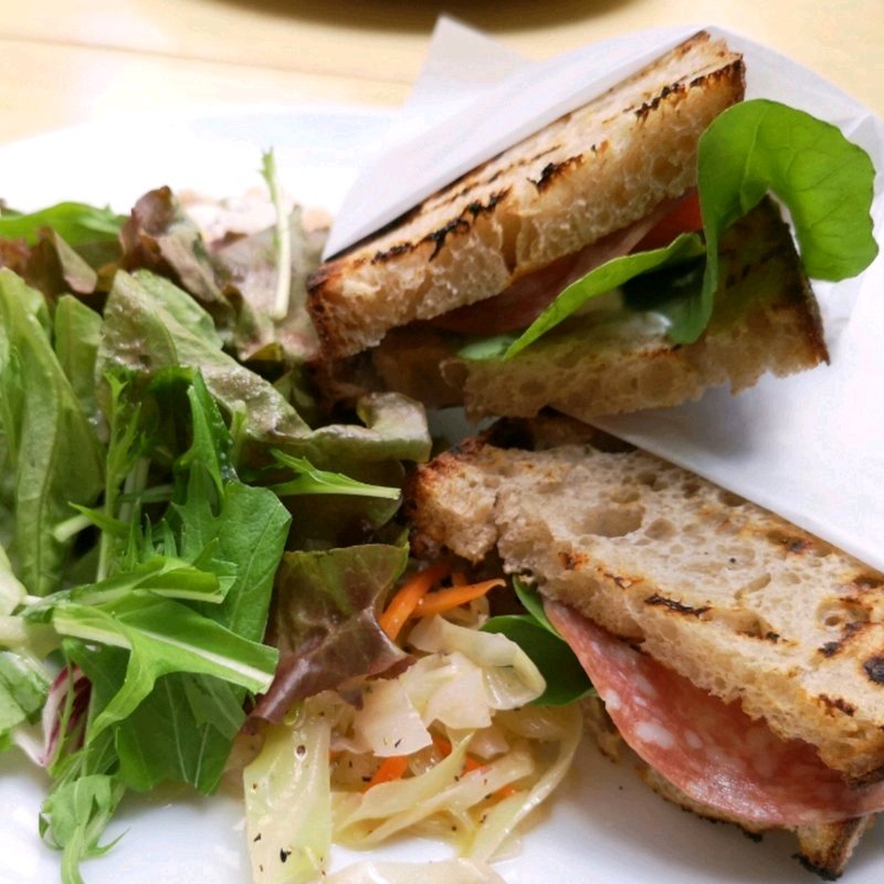 トマトとサラミとクリームチーズのパニーニ(LIFE)