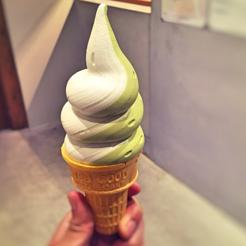 ミックス ソフトクリーム(バニラ&抹茶)(大名ソフトクリーム 大名店)