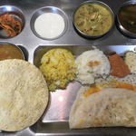 Aセット(カレー3種類とつけあわせ&ドーサ&ライス&飲み物つき)(南インド家庭料理カルナータカー)