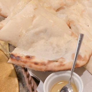 ゴルゴンゾーラのチーズナン(インドカレーの店 アールティー 三宮店 )
