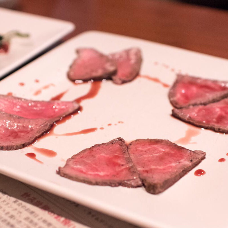 自家製和牛ローストビーフオリジナル赤ワインソース(麦笑家 （ビアダイニング・ムギワラヤ）)