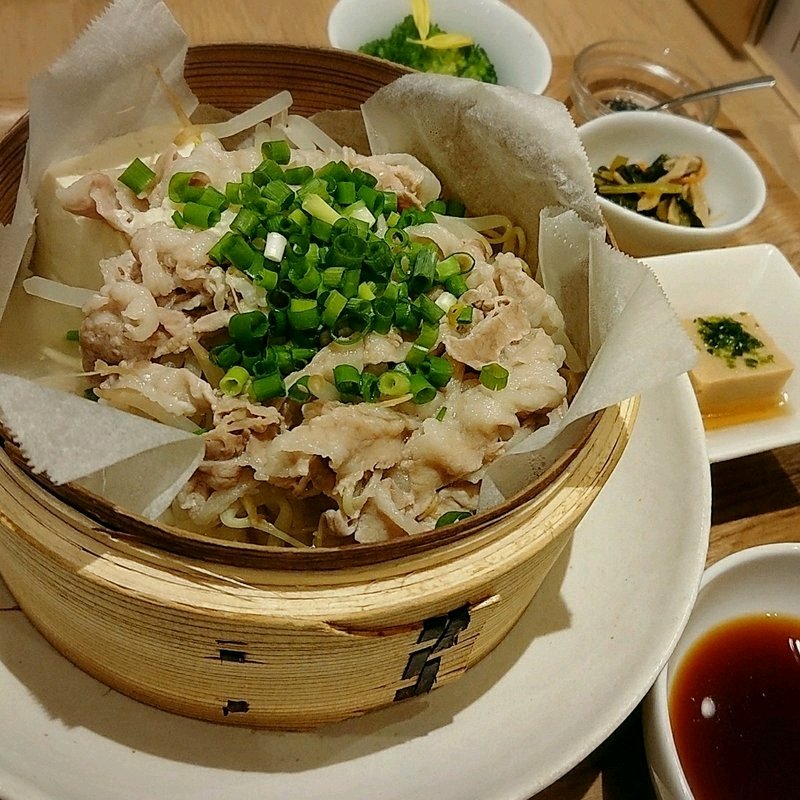 糸島豚ともやしの塩こうじの蒸しプレート(自然食カフェGRAN 福岡大名店)