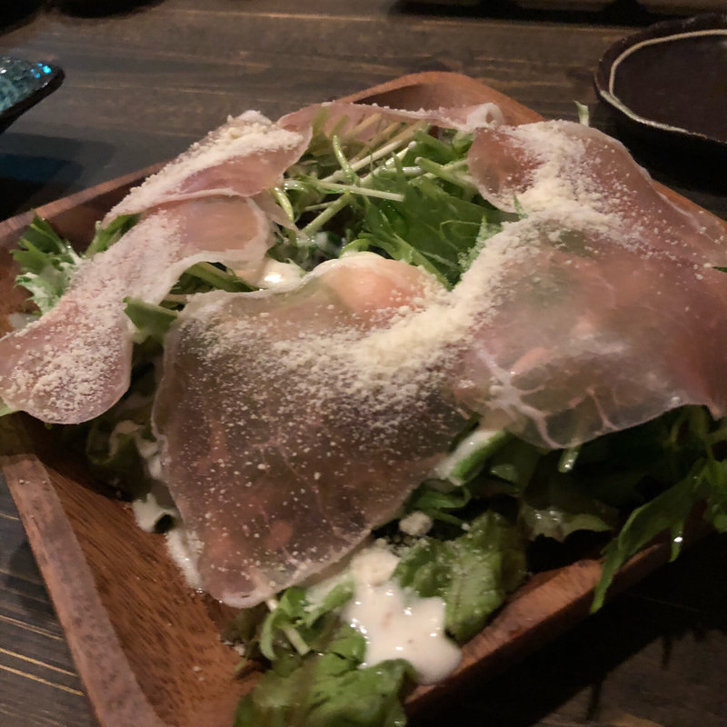 生ハムと半熟玉子のシーザーサラダ(串焼きと炉端のお店 なべ家)