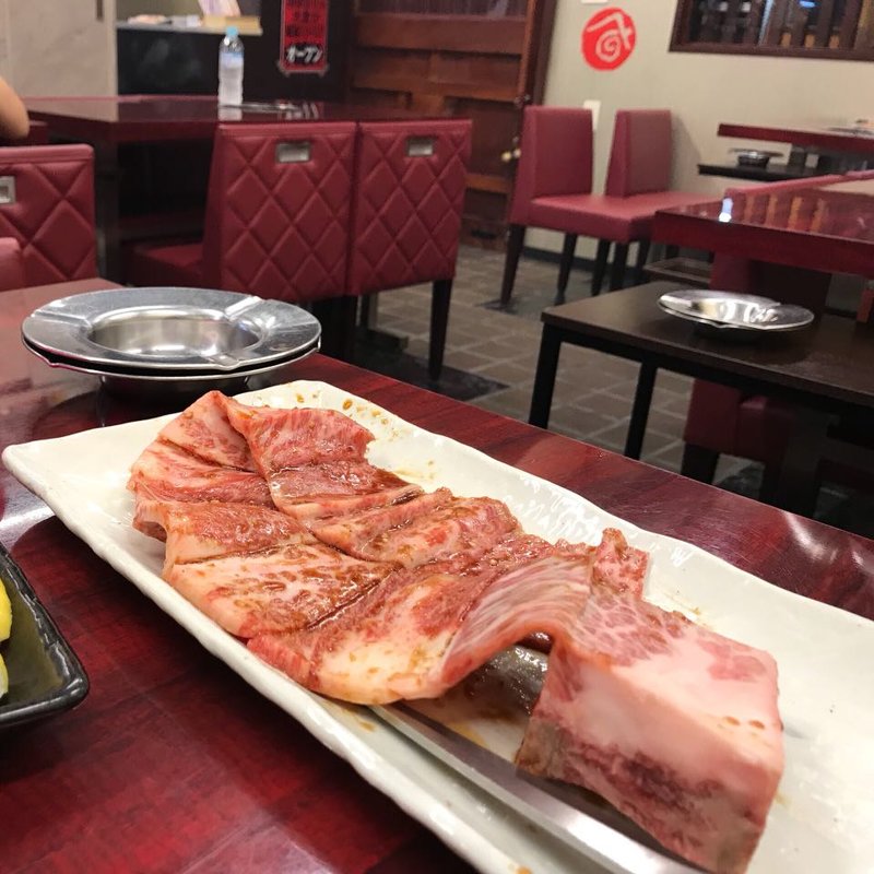 骨付きカルビ(焼肉 大倉)