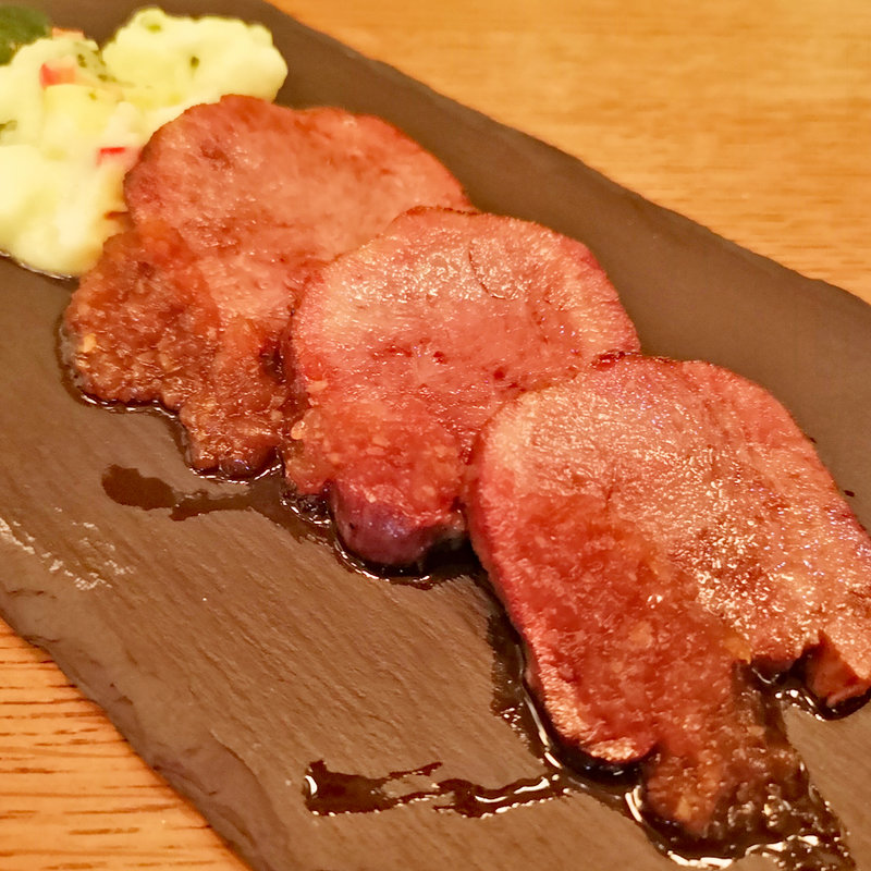 カリッと焼いた国産牛タンの低温調理(HYTOKYO)