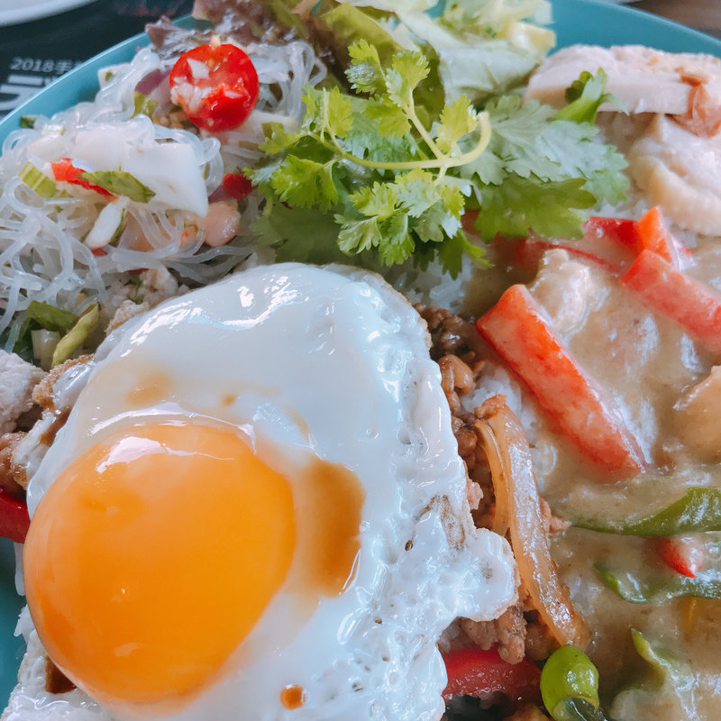 ガパオ イエローカレー カオマンガイ 春雨サラダプレート(カフェガパオ)