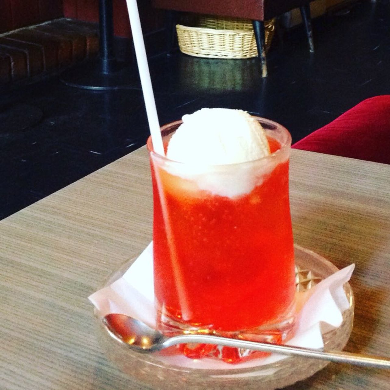 月の見える朝のクリームソーダ さわやか青空✨UMIのクリームソーダ🍨🩵 | Cafe＆Bar UMIラボの