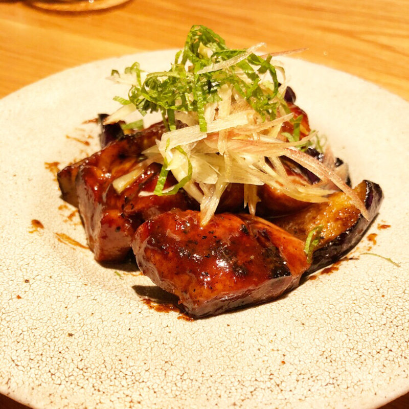 豚肩ロースの西京焼と茄子の炒め(酒場トやさいイソスタンド)