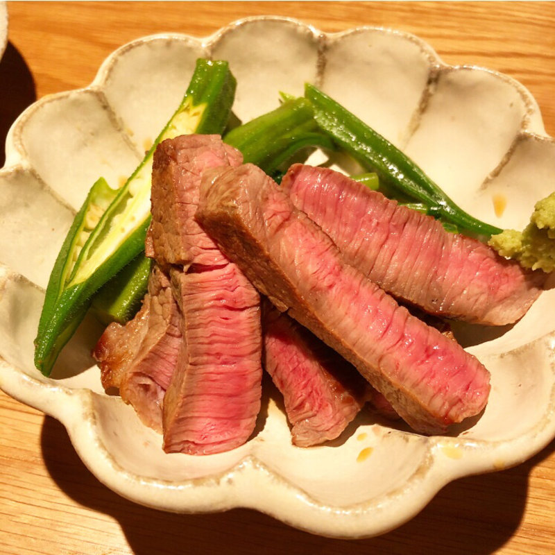 牛クラシタとルッコラ、オクラのおひたし(酒場トやさいイソスタンド)