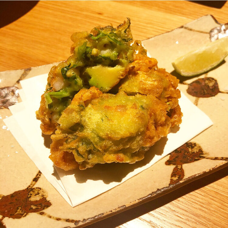 パクチーとアボカドとエビのかき揚げ(酒場トやさいイソスタンド)