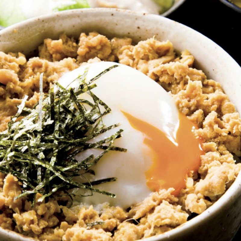 比内そぼろ丼（昼はサラダ、味噌汁、漬物付きで800円）(泰然)