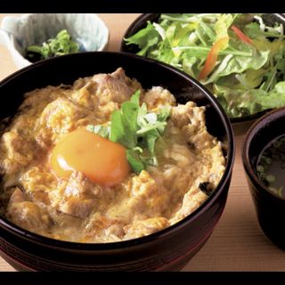 東京軍鶏 親子丼（ランチ、軍鶏スープ・サラダ・香物付き）(鶏はな)