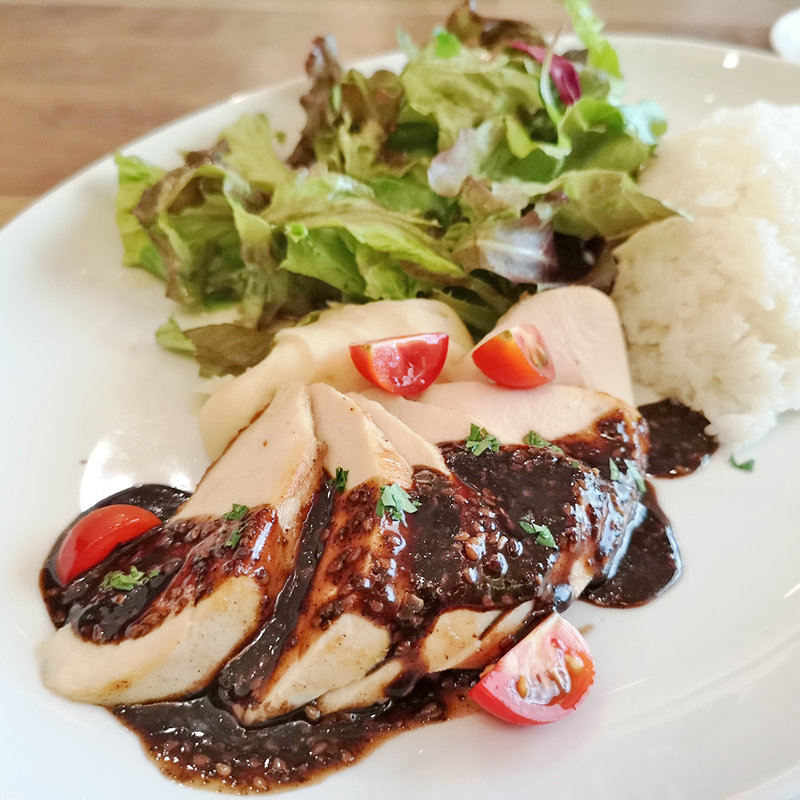 若鶏のコンフィ 胡麻バルサミコソース(Bar&Restaurant COCONOMA)