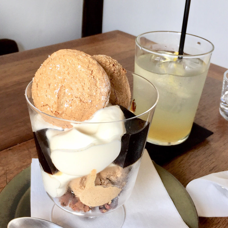 コーヒーづくしのパフェ(OXYMORON北浜)