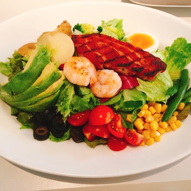 6種の野菜とスパイシーグリルチキンのサラダ ポーチドエッグ添え パルメザンドレッシング(マーサーブランチエビスヒルサイド)