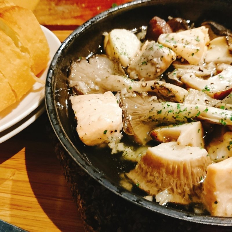 サーモンときのこのアヒージョ(サーモンバル パーシャ)