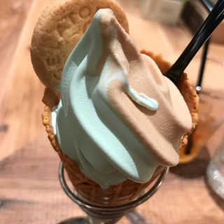 ソフトクリーム ミルクと珈琲牛乳味のミックス(ジェラートピケカフェビオコンセプト)
