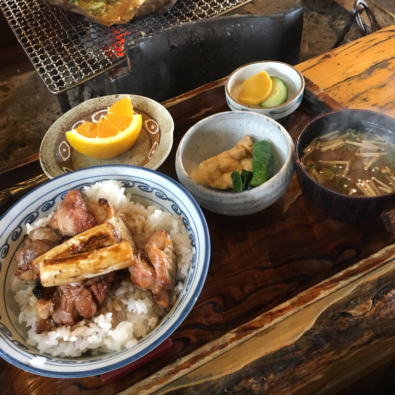 奥みの古地鶏どんぶり(いろり料理 さくら )