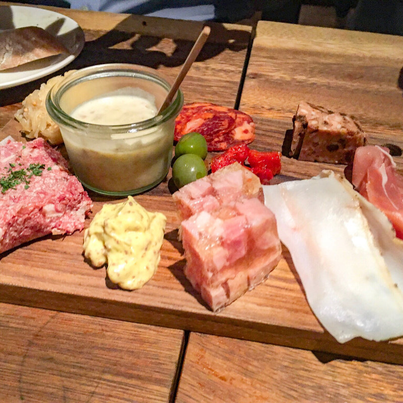 お肉屋さんのシャルキュトリー盛り合わせ(ワインの酒場。ディプント銀座七丁目店)