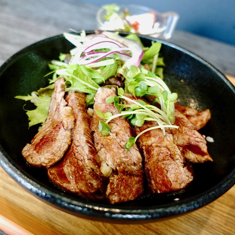柔らか牛ステーキ丼(鉄板焼ダイニング 椿)