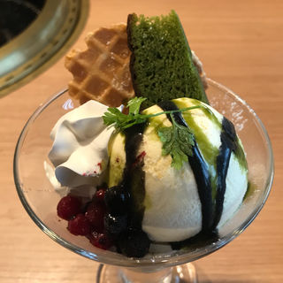 抹茶ケーキと黒蜜きなこプリンの和風パフェ(ワンカルビ 花小金井店)