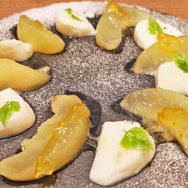 季節のフルーツとモッツァレラチーズ(CHEESE CHEESE & Meat. COMTE)