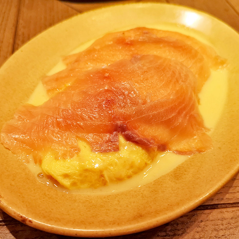 赤オムレツ 桜チップのスモークサーモン～レッドチェダーとミモレットのソース～(CHEESE CHEESE & Meat. COMTE)