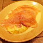 赤オムレツ 桜チップのスモークサーモン～レッドチェダーとミモレットのソース～(CHEESE CHEESE & Meat. COMTE)