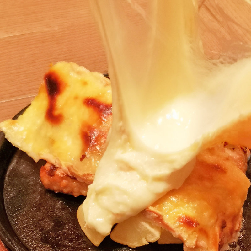 ラクレット ベーコン・ソーセージ・チキンのグリルプレート(CHEESE CHEESE & Meat. COMTE)