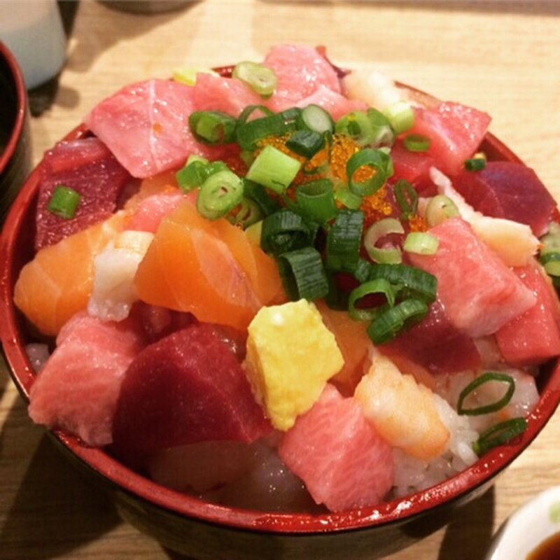 彩コロ丼（日替り丼）(居酒屋HAKOYA)