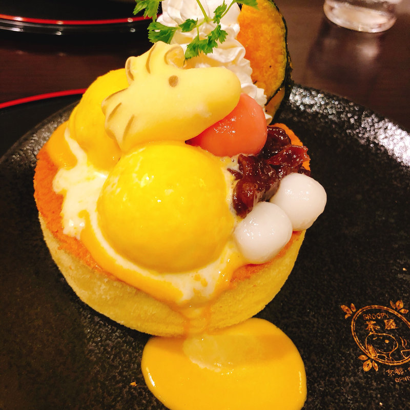 ウッドストック かぼちゃソースの厚焼きパンケーキ(SNOOPY 茶屋 京都・錦店)
