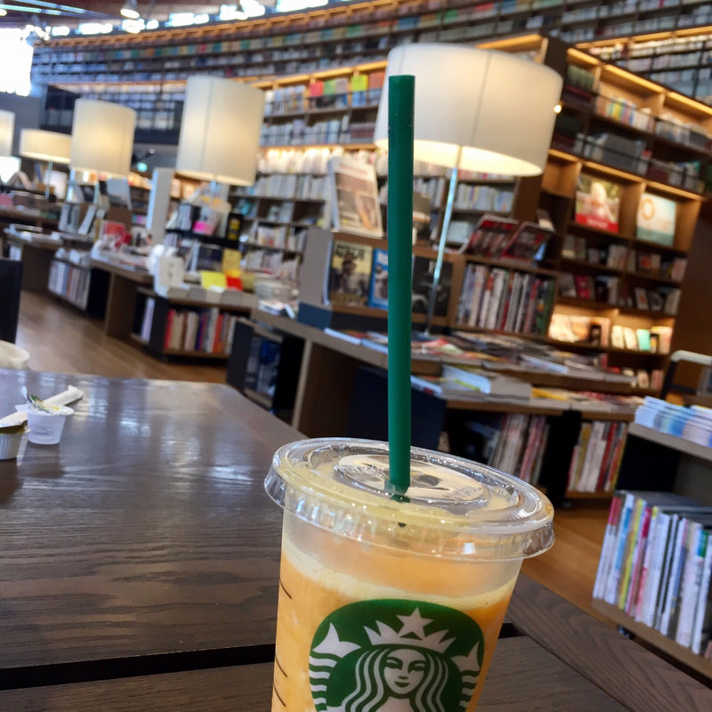 マンゴーパッションティーフラペチーノS(蔦屋書店武雄市図書館店 STARBUCＫS)