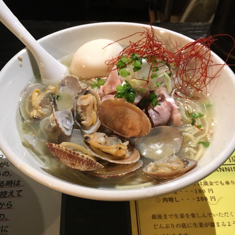 冷たいアサリの貝だしらー麺(塩生姜らー麺専門店MANNISH 淡路町本店)