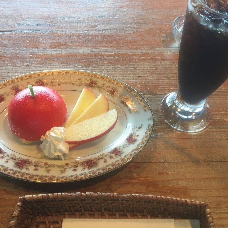 真っ赤なりんごのケーキ(セット)(海彩館喫茶ハイヤ )