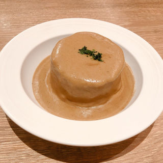 コンソメで柔らかく炊いた大根のポルチーニ茸クリームソース掛け(赤白 （KOHAKU）)