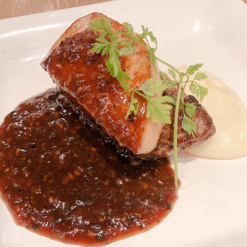 牛フィレ肉とフォアグラのソテー、ロッシーニ風(赤白 （KOHAKU）)