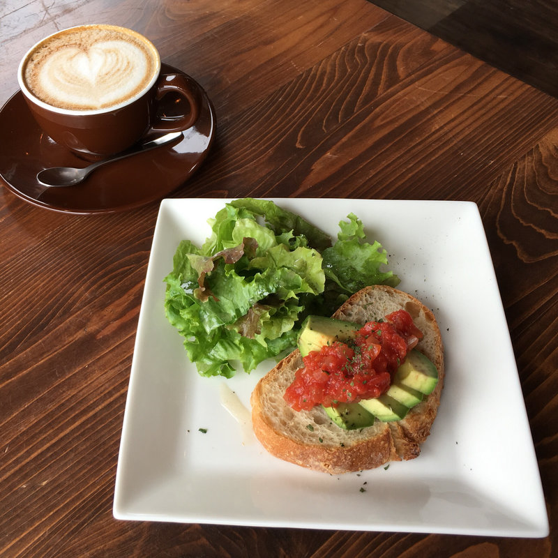 アボガドとトマトサルサソースのトースト(veg out)