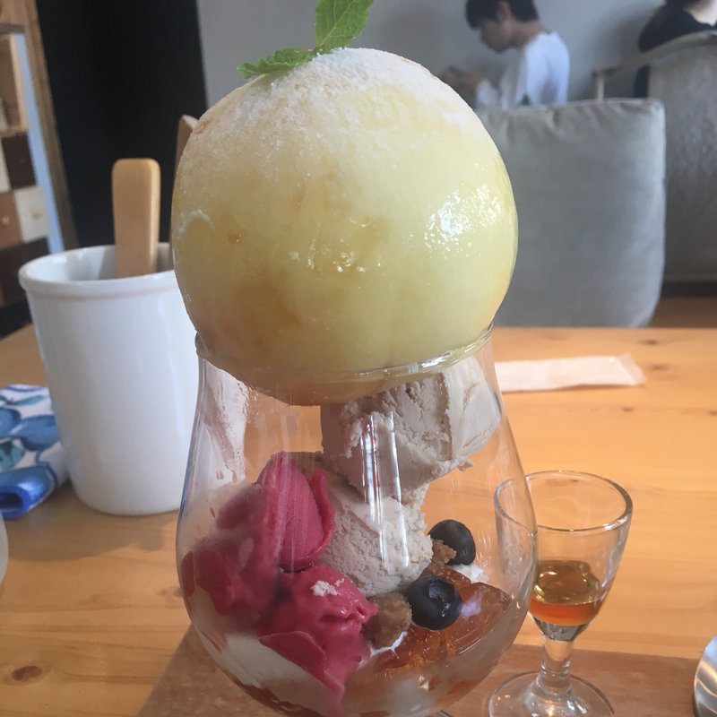 桃とミルクティーアイスのパフェ(ごはん家 cafe みやび)