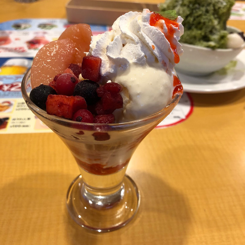 白桃とマスカルポーネのサンデー(ガスト 国泰寺店 )