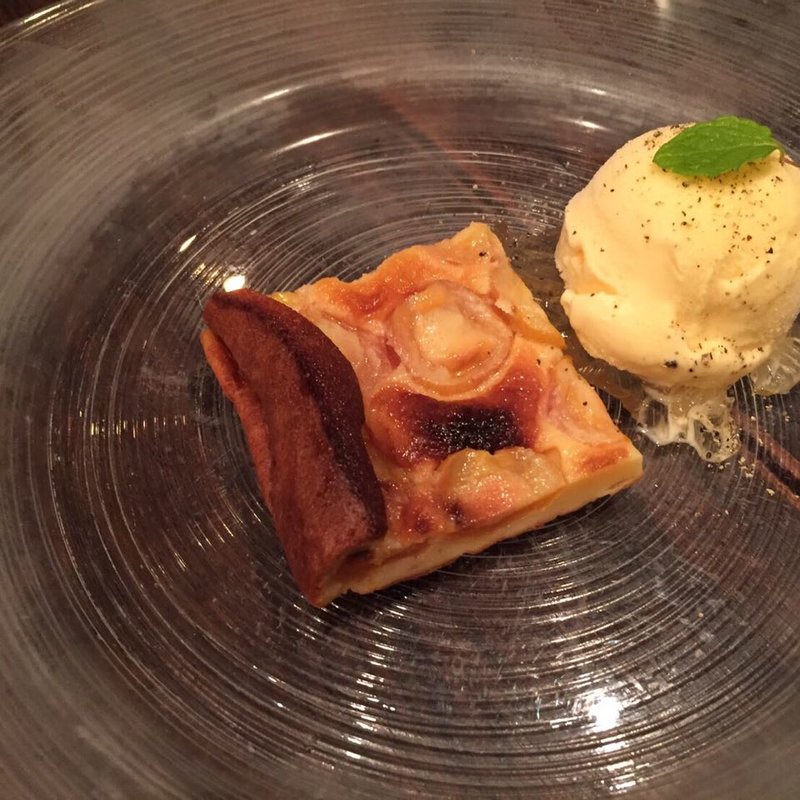 チェリーのクラフティーアイス添え(ビストロ プティ)