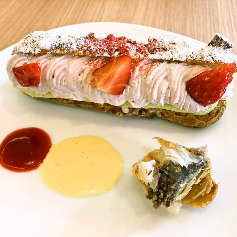 イチゴとピスタチオのエクレア(パティシェ・ラボ・テツヤ 高山店)
